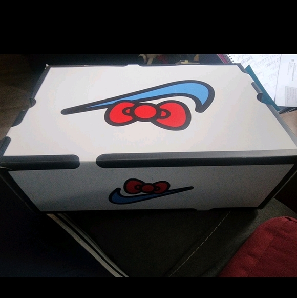 Hello Kitty Nike Shoes - Picture 2 of 6